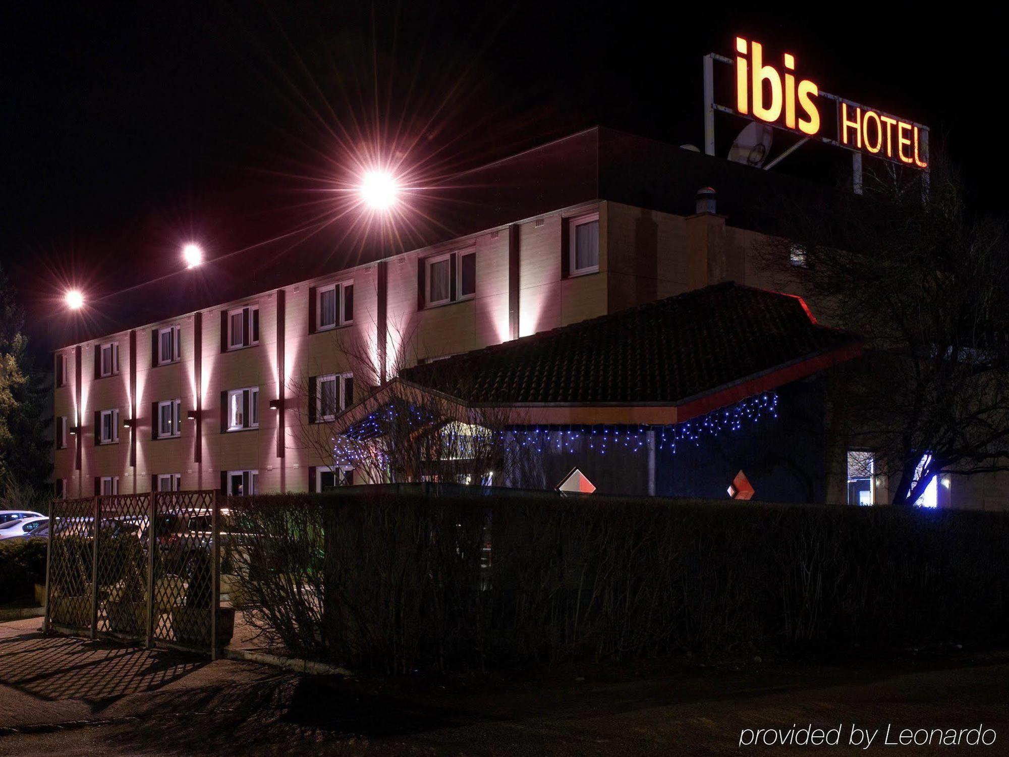 Отель Ibis Sallanches Porte Du Montblanc Экстерьер фото